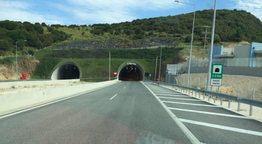 A5_motorway_Greece,_Ampelia_tunnel.jpg