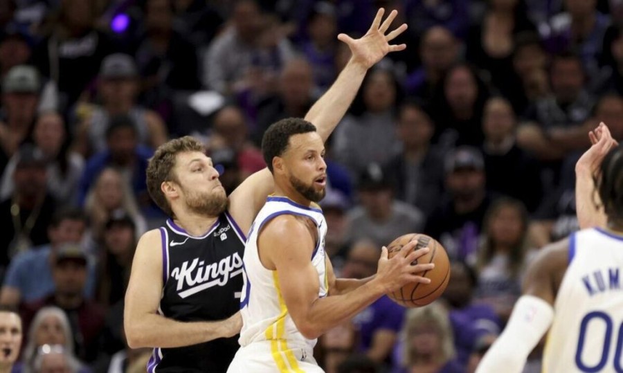 kings vezenkov warriors curry.jpg