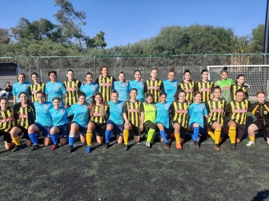 aek-mykonos-podosfairo-gynaikon-soccer-omades.jpg