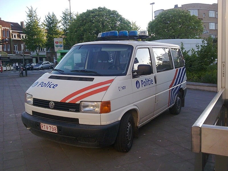 800px-Volkswagen_Transporter_of_Belgian_police.jpg