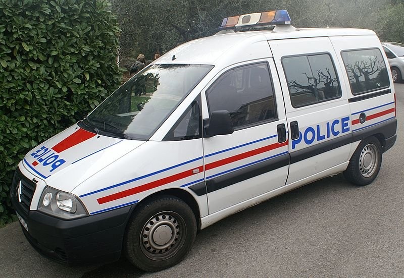 800px-France_police_car.jpg