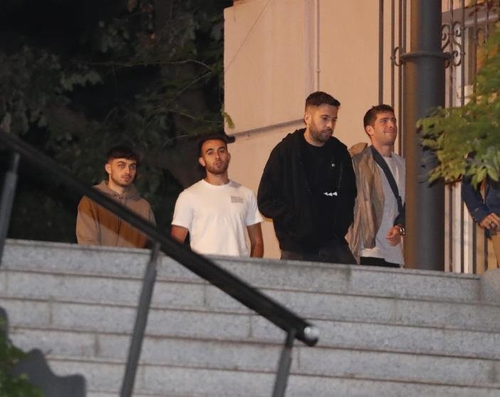 FgmEaTqXgAA-4NE (1).jpg