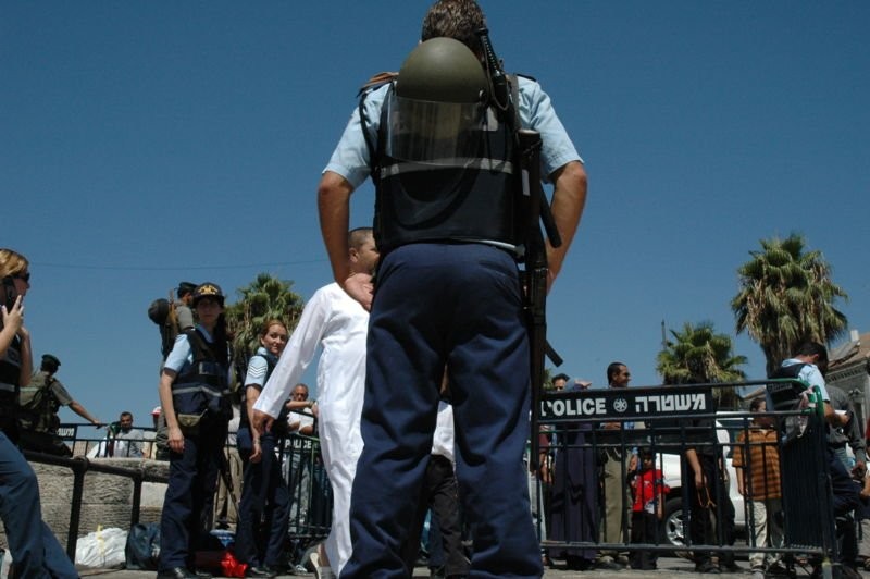 800px-Israeli_police_barrier_in_Jerusalem.jpg